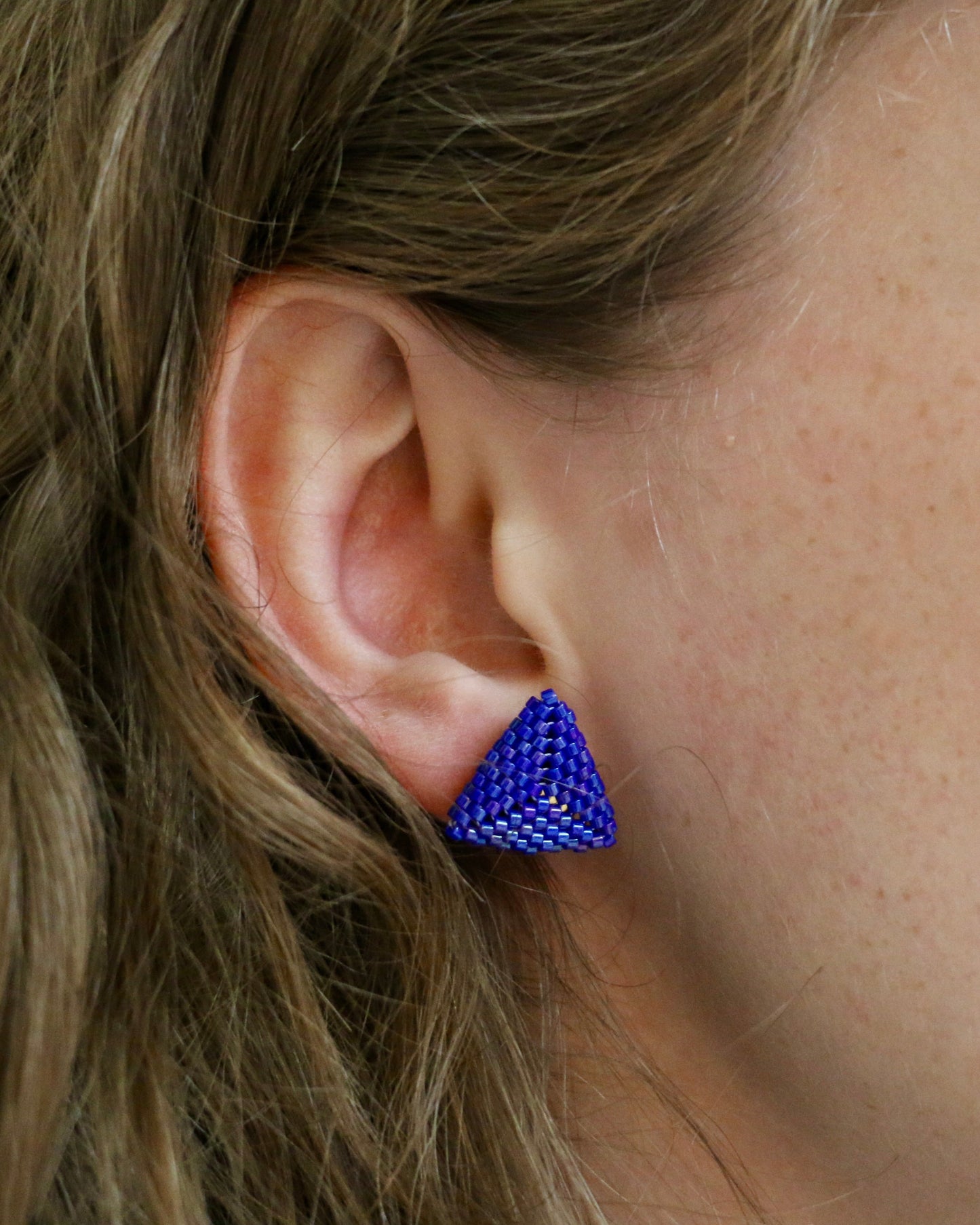 COBALT BLUE TRIANGLE STUD OORBELLEN