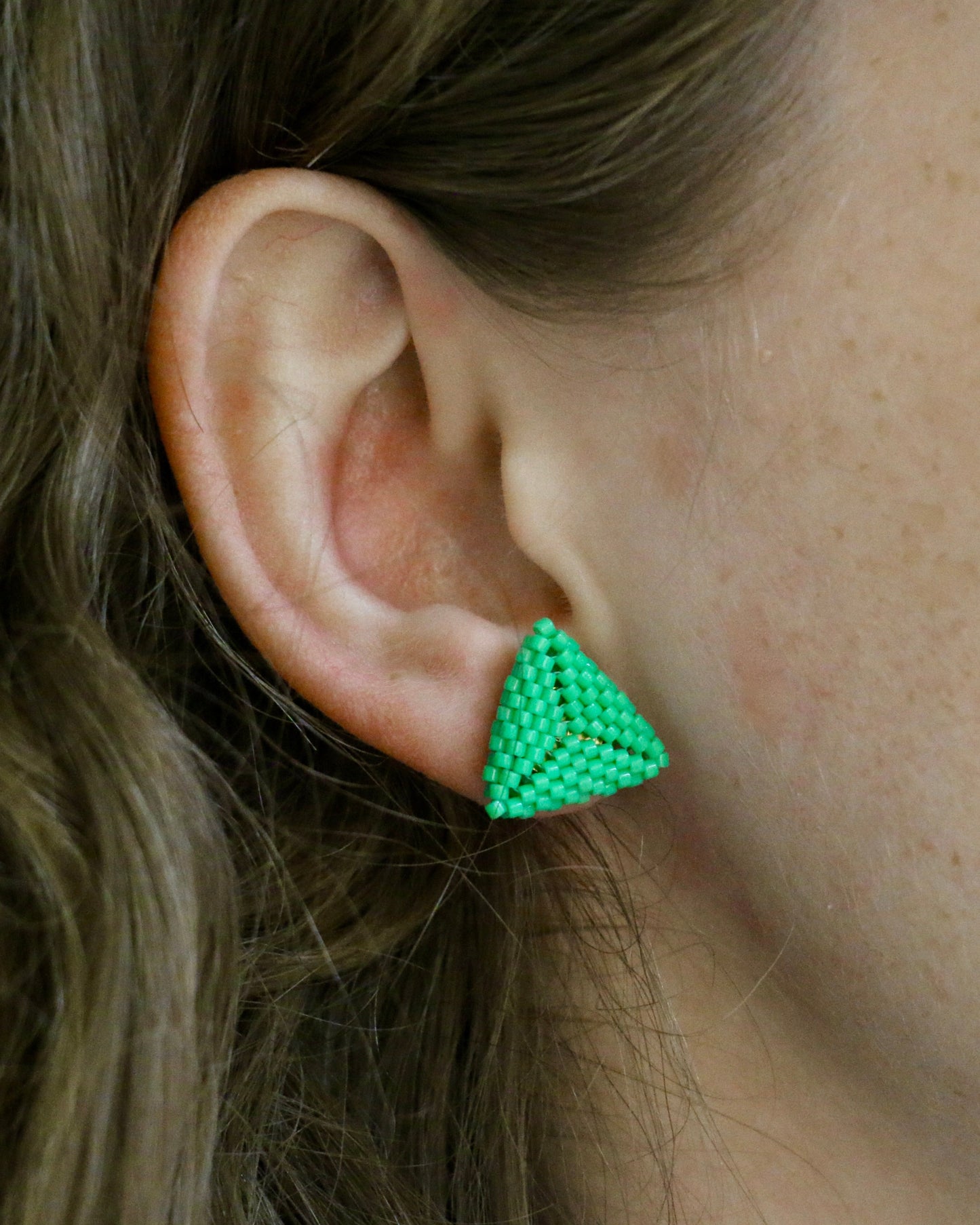 FIJI GROENE TRIANGLE STUD OORBELLEN