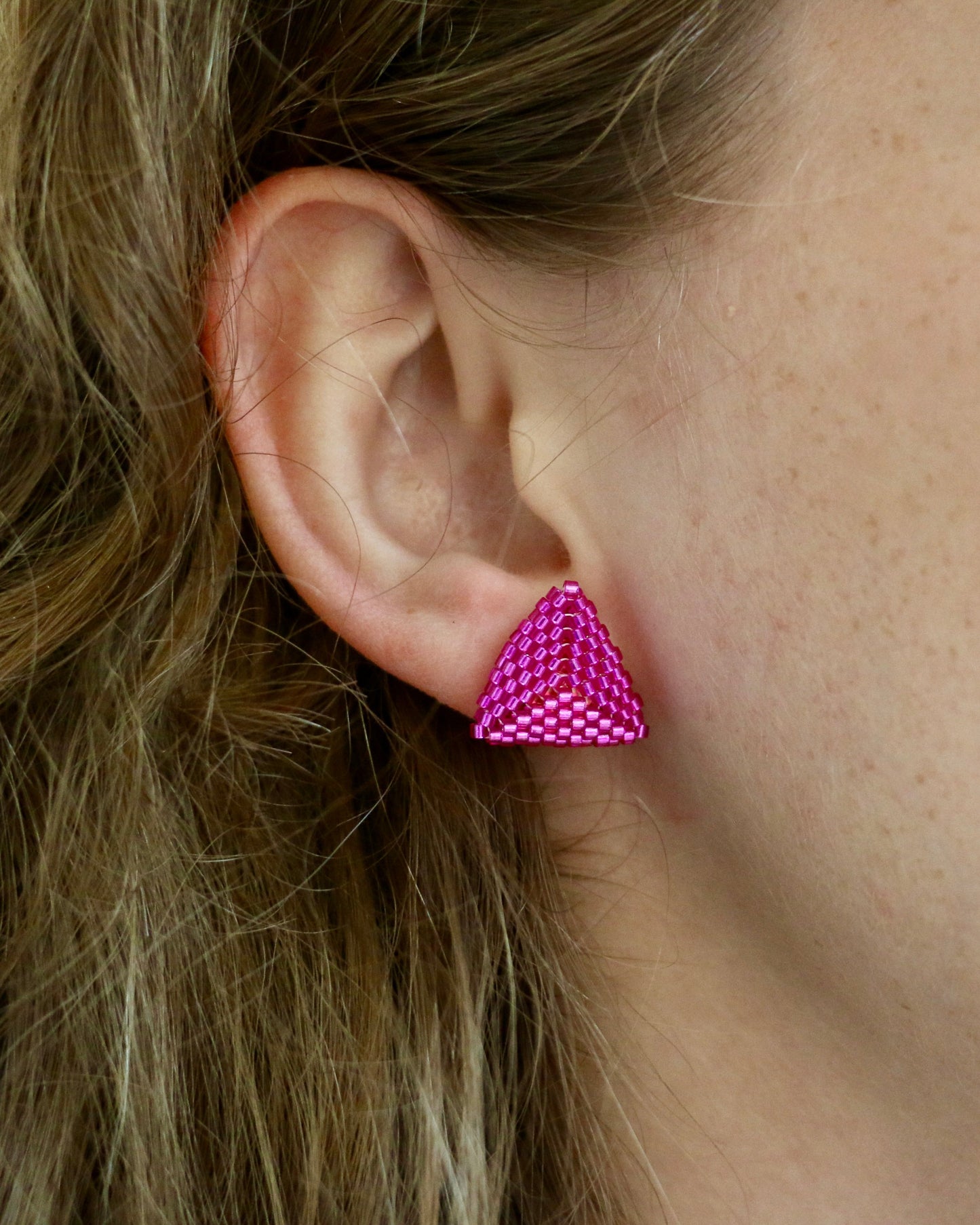 FUCHSIA TRIANGLE STUD OORBELLEN