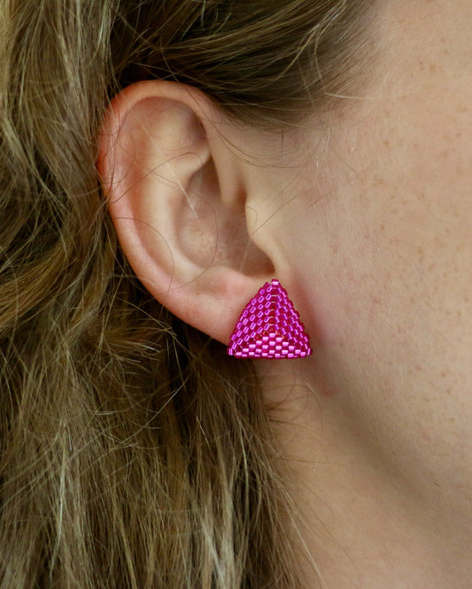 FUCHSIA TRIANGLE STUD OORBELLEN