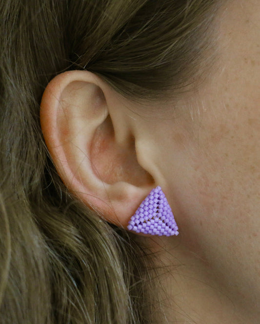 LILA TRIANGLE STUD OORBELLEN