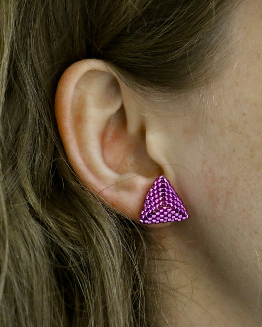 MAGENTA TRIANGLE STUD OORBELLEN