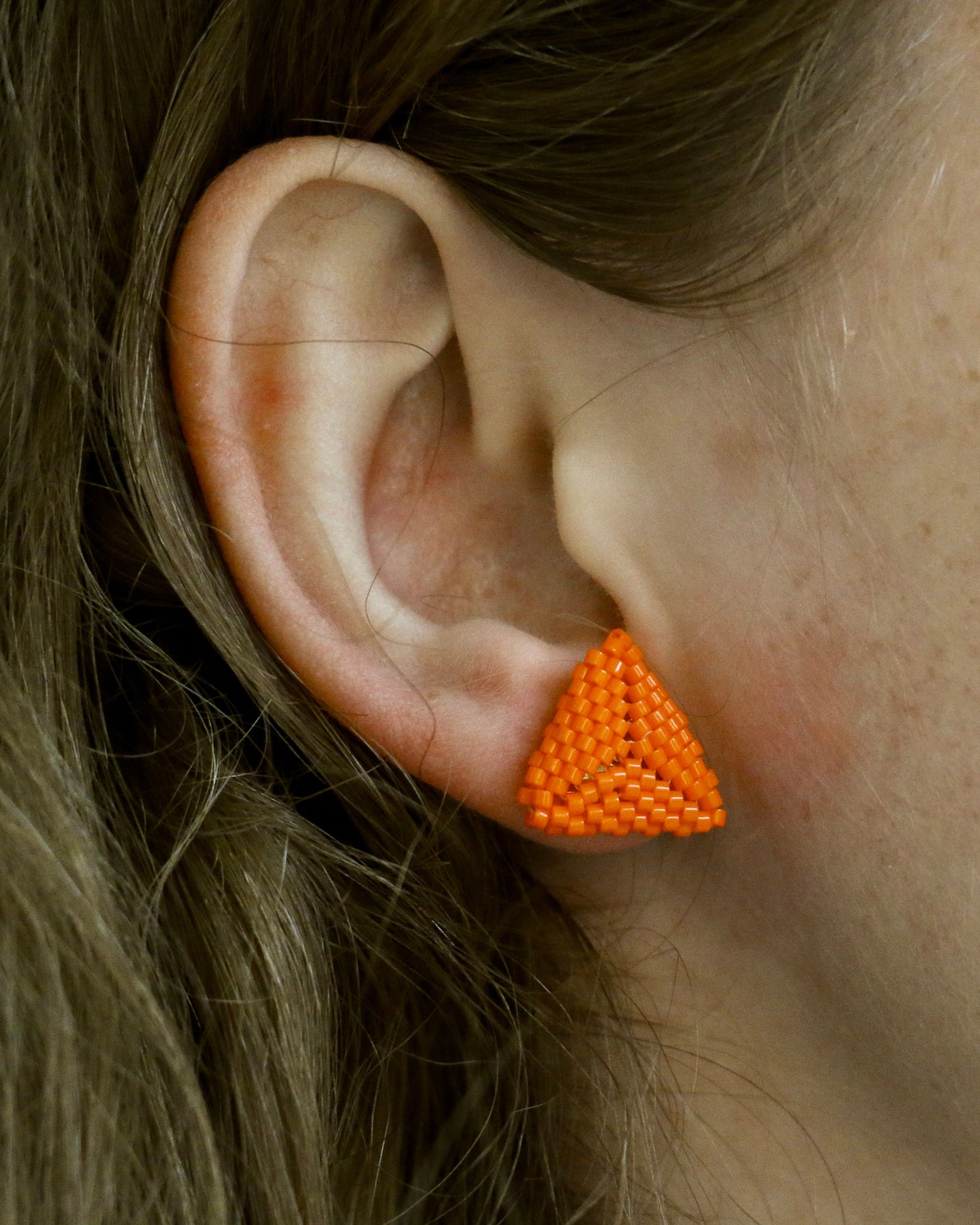 ORANJE TRIANGLE STUD OORBELLEN