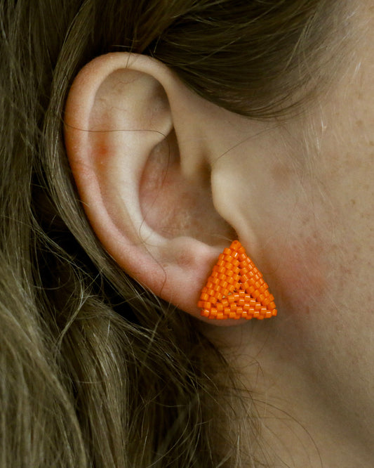 ORANJE TRIANGLE STUD OORBELLEN