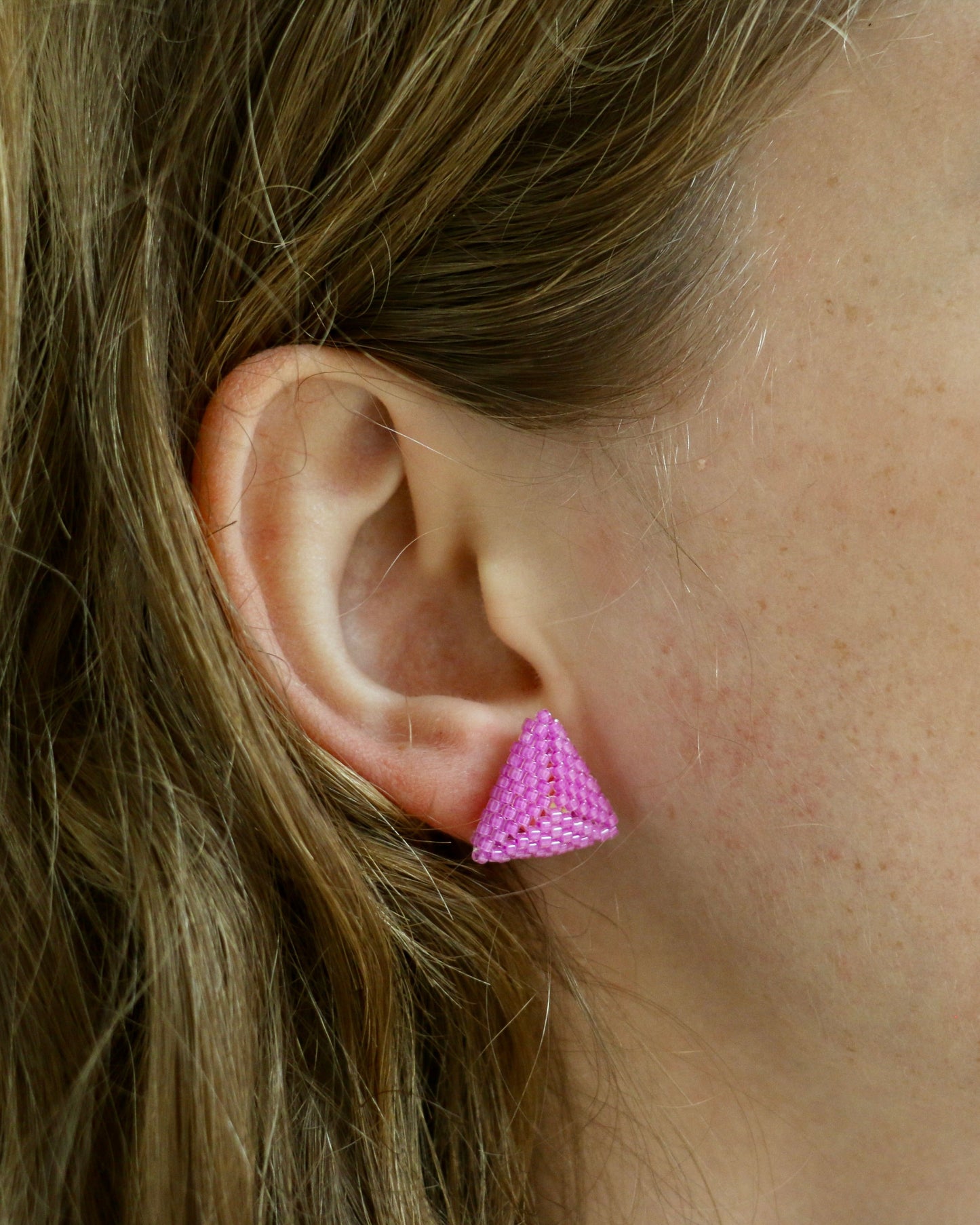PLUM TRIANGLE STUD OORBELLEN
