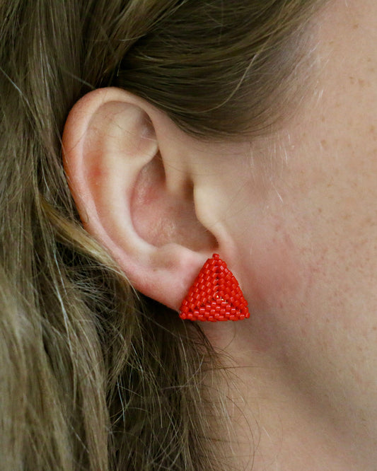 RODE TRIANGLE STUD OORBELLEN