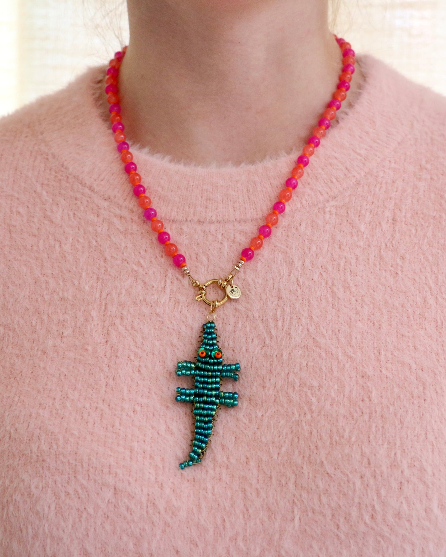 ROZE/ORANJE KETTING SMARAGDGROENE KROKODIL KAIA