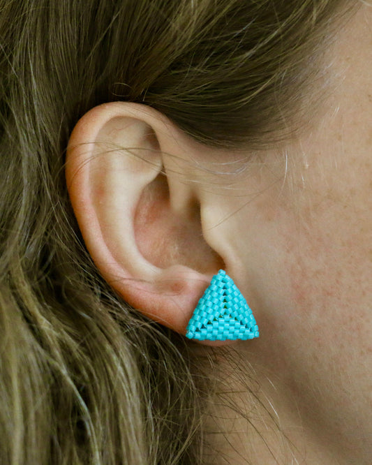 TURQUOISE TRIANGLE STUD OORBELLEN