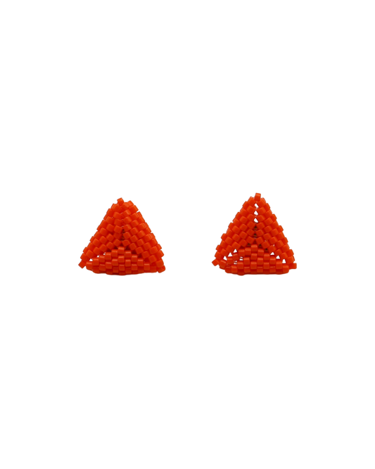 ORANJE TRIANGLE STUD OORBELLEN