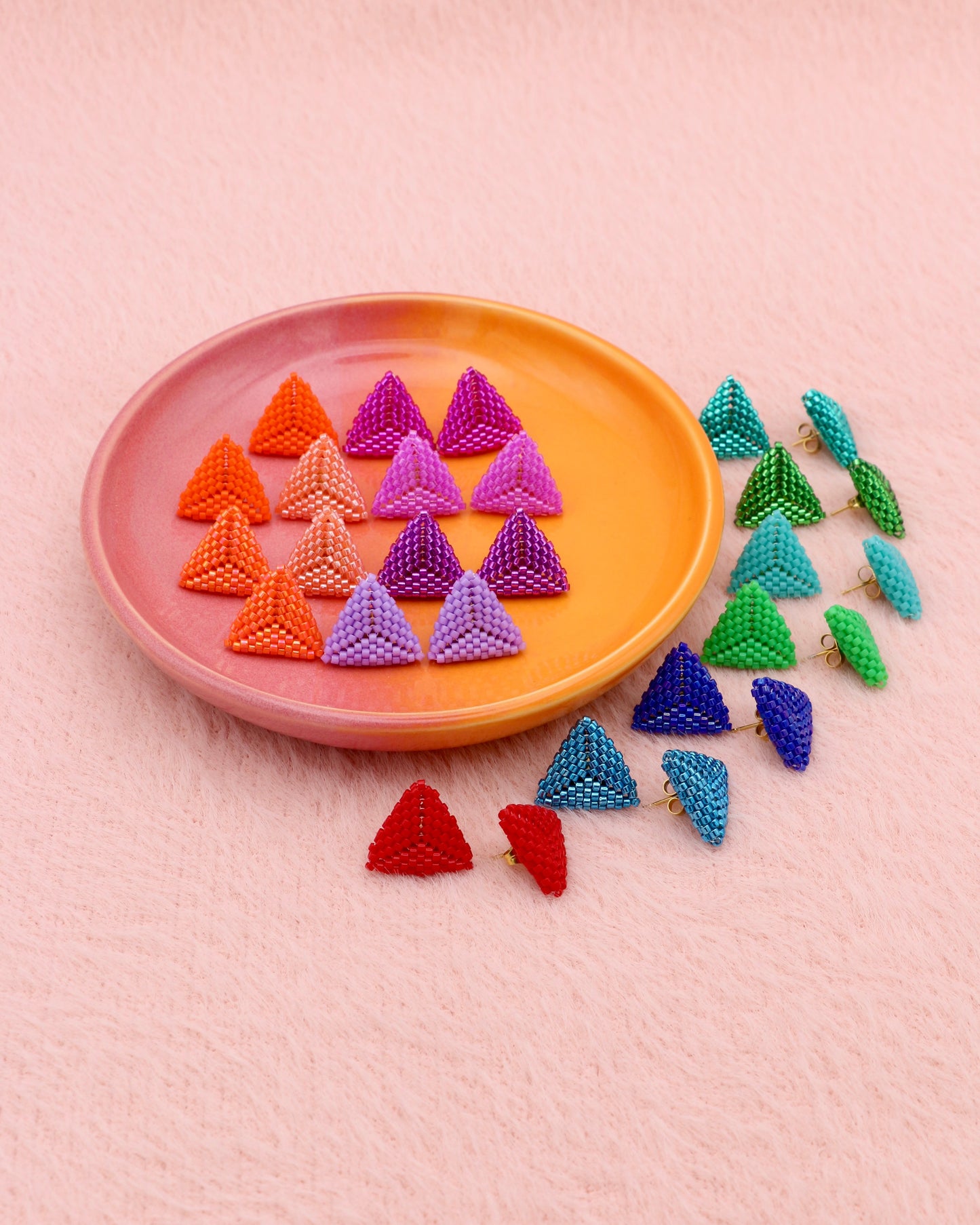 PLUM TRIANGLE STUD OORBELLEN