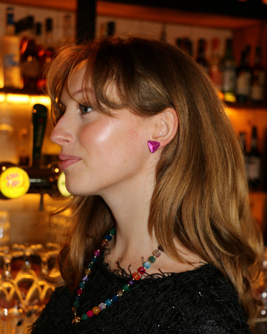 FUCHSIA TRIANGLE STUD OORBELLEN