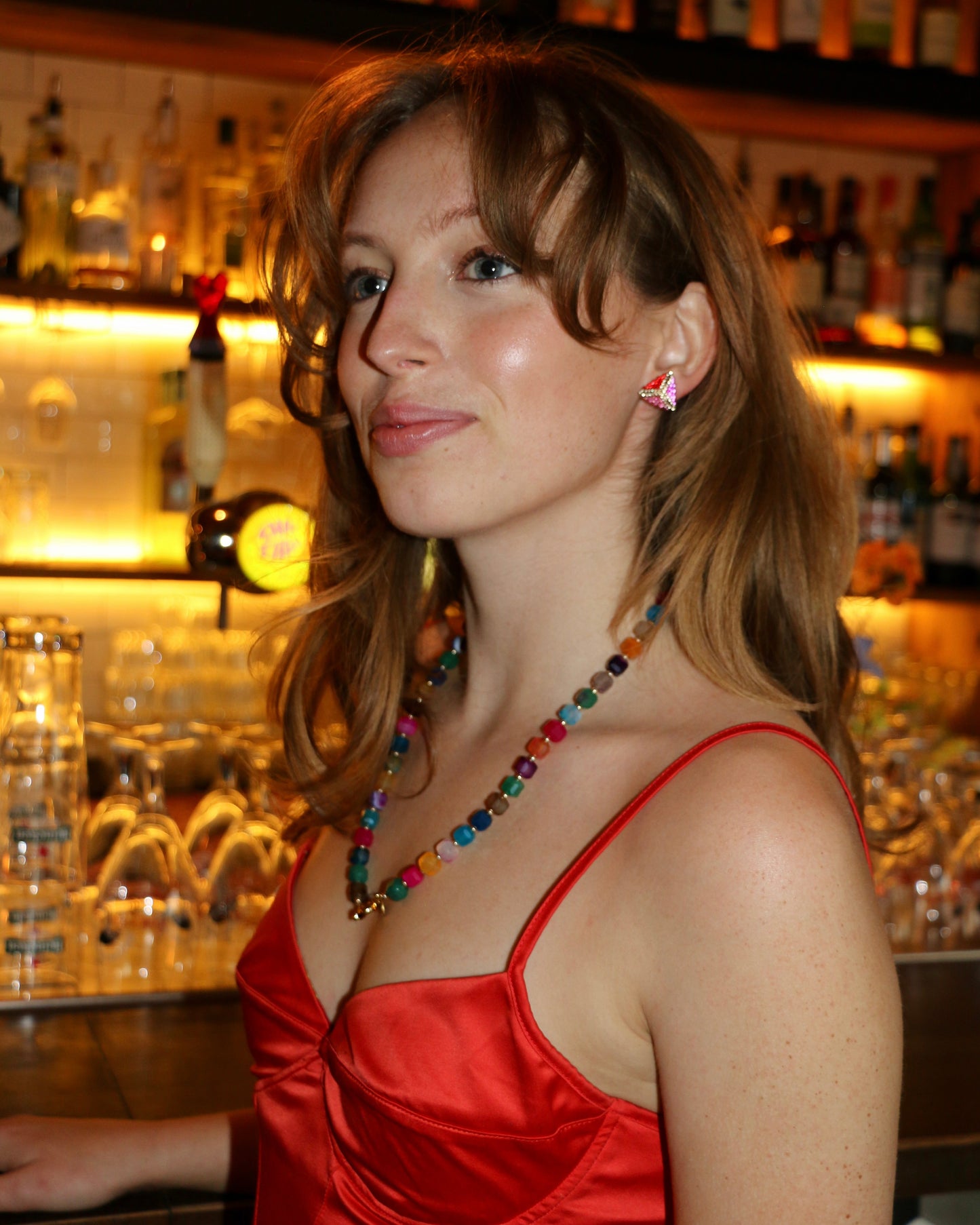 SPARKLING TRIO TRIANGLE STUD OORBELLEN - ROOD/ROZE/GOUD