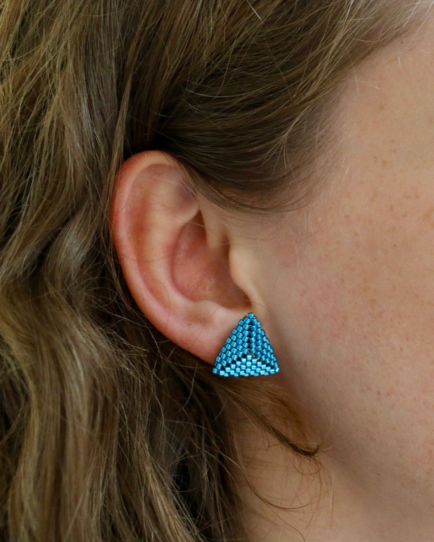 CAPRI BLUE TRIANGLE STUD OORBELLEN