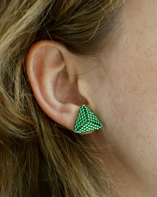 GROENE TRIANGLE STUD OORBELLEN