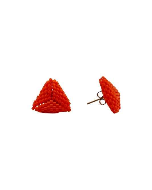 ORANJE TRIANGLE STUD OORBELLEN