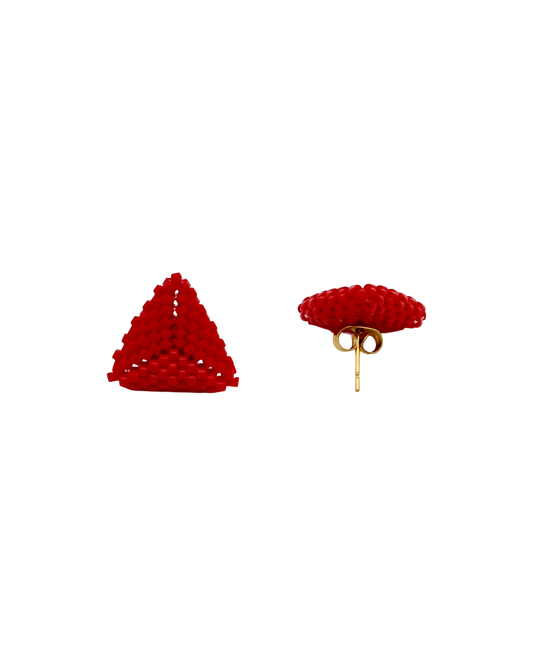 RODE TRIANGLE STUD OORBELLEN