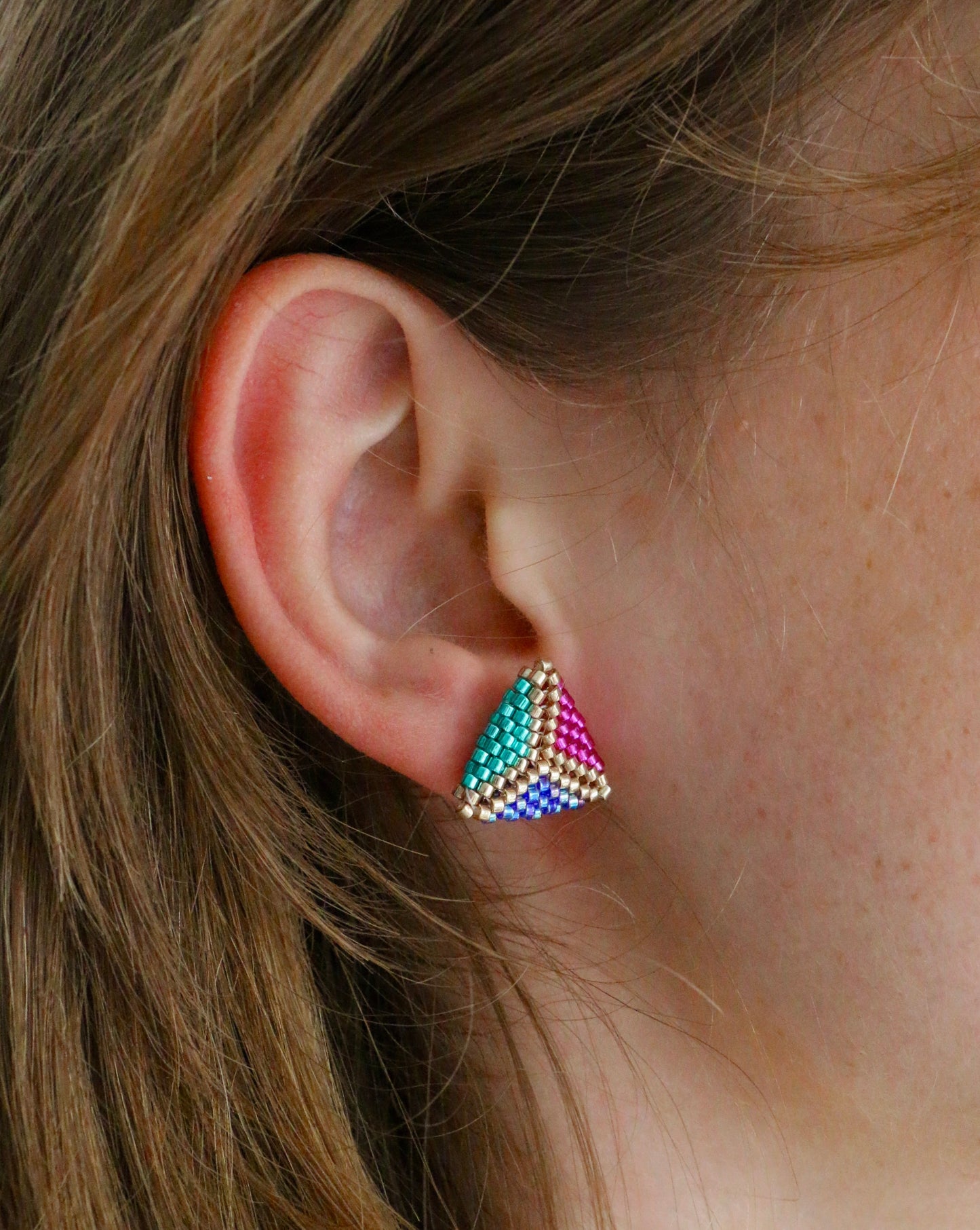 SPARKLING TRIO TRIANGLE STUD OORBELLEN - BLAUW/ROZE/GOUD