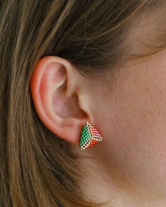 SPARKLING TRIO TRIANGLE STUD OORBELLEN - GROEN/ROOD/GOUD