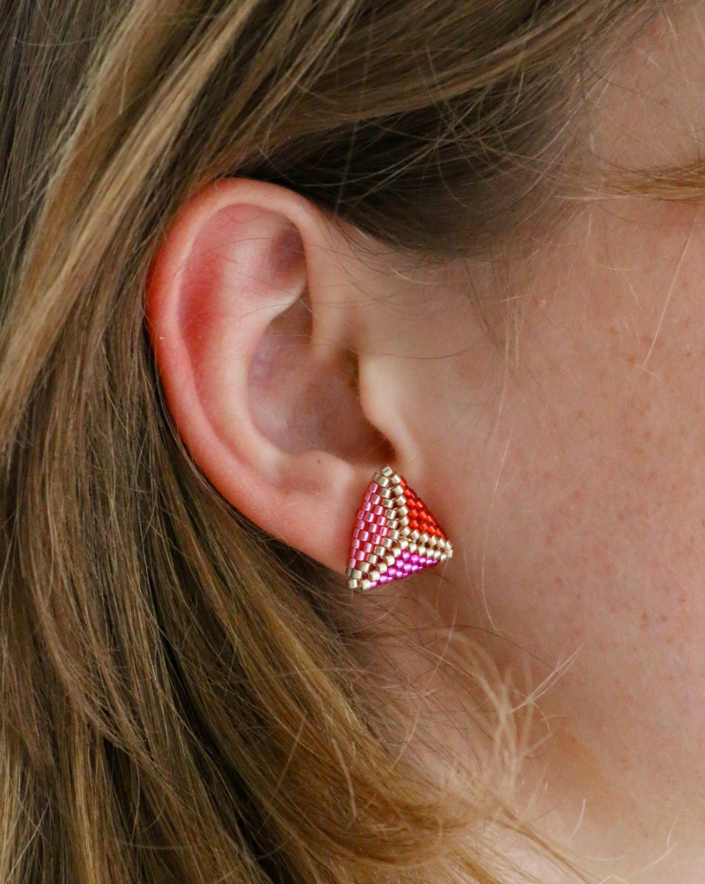 SPARKLING TRIO TRIANGLE STUD OORBELLEN - ROOD/ROZE/GOUD