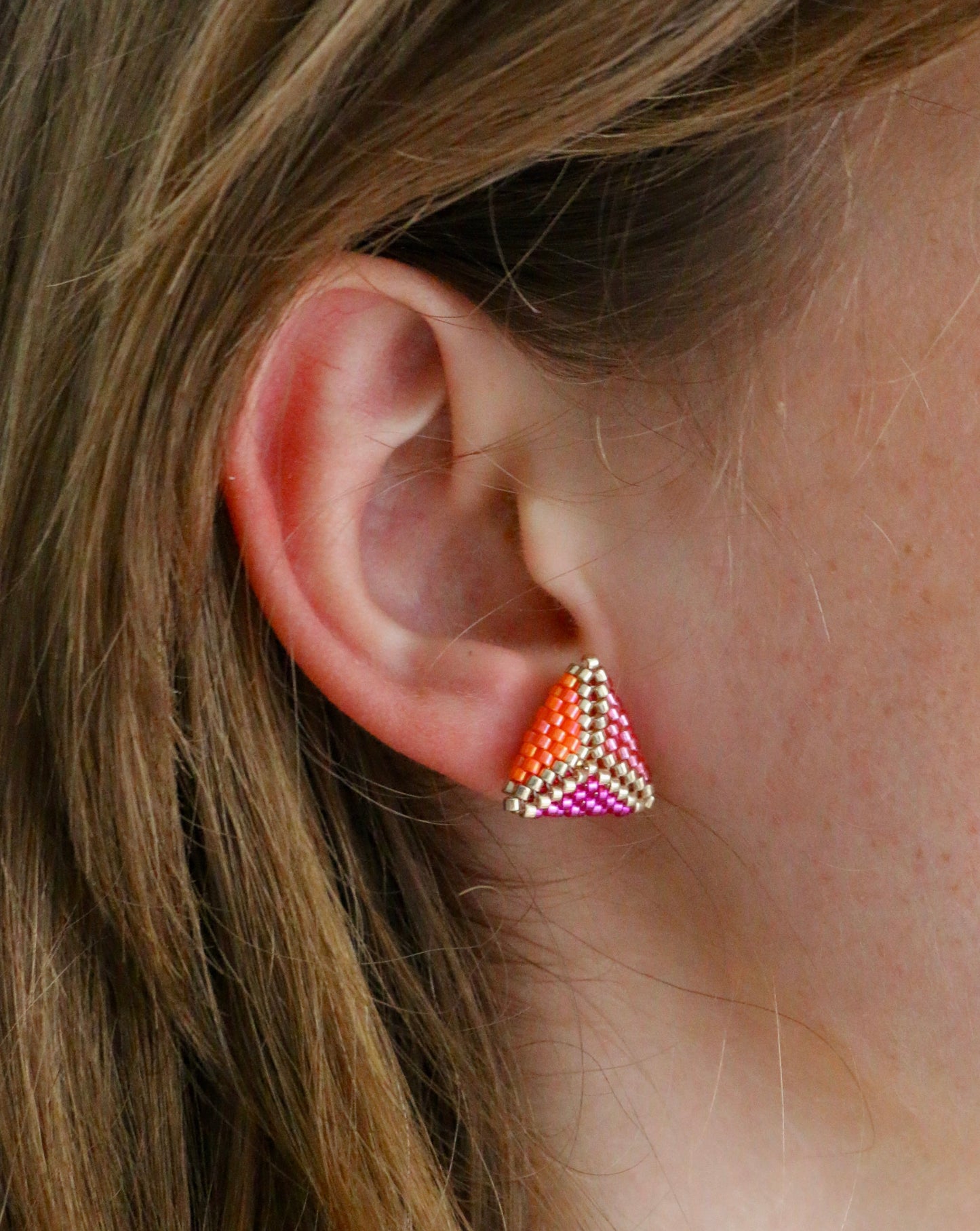 SPARKLING TRIO TRIANGLE STUD OORBELLEN - ROZE/ORANJE/GOUD